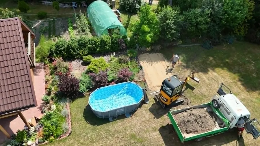 Basen Siedlce - przygotowanie terenu mini koparka wywrotka